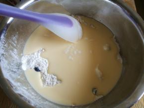 用刮刀翻拌均匀，来回翻拌不要画圈搅拌。