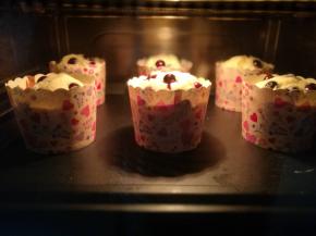 放入烤箱中层，180度烘烤23分钟左右，颜色金黄出炉。