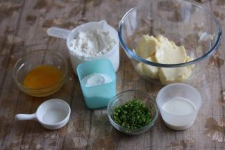 准备好所用原料，黄油软化，香葱洗净切碎。