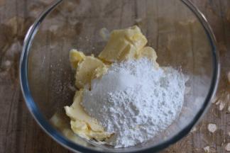 把糖粉和盐倒入黄油盆里，适当搅拌后，用电动打蛋器2档打发，体积增大蓬松，颜色变浅。