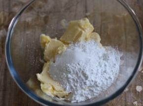 把糖粉和盐倒入黄油盆里，适当搅拌后，用电动打蛋器2档打发，体积增大蓬松，颜色变浅。