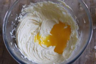 分两次加入打散的蛋黄，每次完全融入再加下一次。