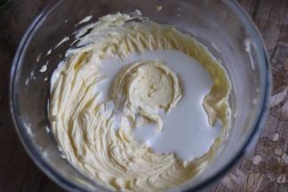 分两次加入淡奶油，每次完全融入再加下一次。