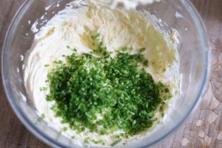 倒入香葱碎，用刮刀翻拌均匀。