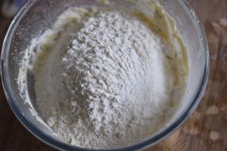 筛入低粉，刮刀翻拌均匀。