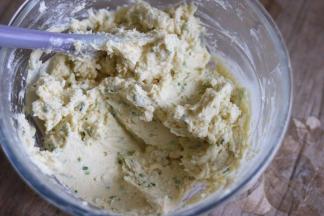 不用过度搅拌，来回翻拌至无干粉即可。