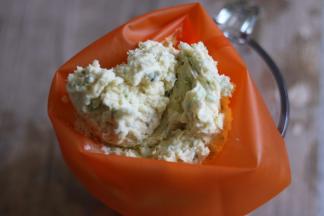 把拌匀的面糊，装入加了裱花嘴（7092）的裱花袋里。