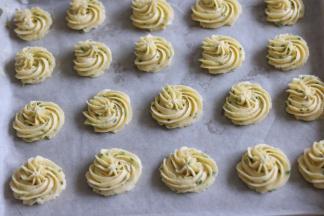 顺时针挤出面糊，根据自己喜欢挤出造型。