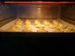 放入烤箱中层，170度17分钟。普通烤箱提前预热八分钟。