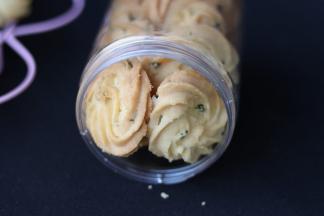 凉透装罐密封保存。