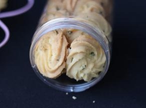凉透装罐密封保存。