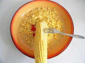 玉米用叉子或你自己觉得顺手的任何工具，把玉米粒叉下来