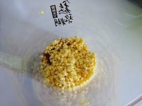 红枣肉和玉米粒放入米糊机