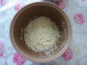 两量杯大米淘洗干净