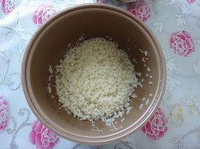 两量杯大米淘洗干净