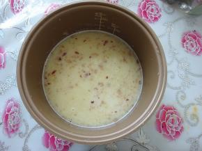 放入打好的玉米大枣糊，所需的量根据平常正常煮米饭的水量一致就可以