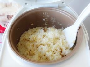 启动电饭煲，标准煮饭煮熟即可，煮好后开盖拌均匀晾去热气即可美美食用
