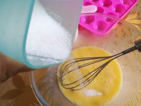 鸡蛋打散，加入细砂糖，打至融化。