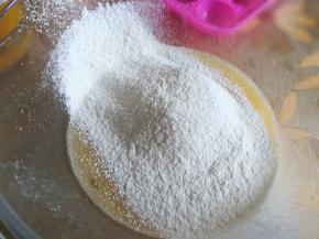 筛入低粉和泡打粉。