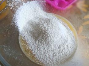 筛入低粉和泡打粉。