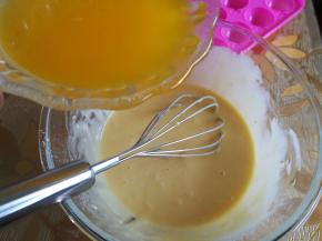 加入融化的黄油，搅拌均匀。