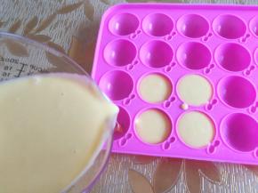 倒入棒棒糖模具。