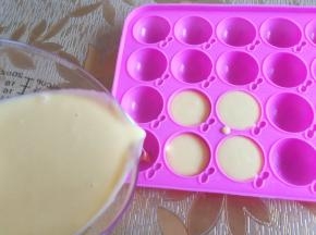 倒入棒棒糖模具。