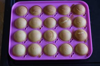 出炉后，打开模具上盖。