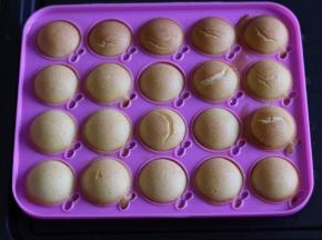 出炉后，打开模具上盖。