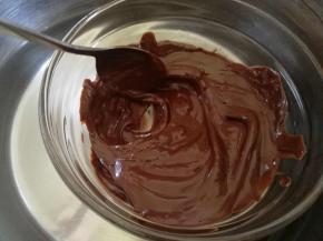 巧克力隔热水融化。