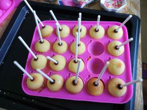 棒棒沾上巧克力酱插入蛋糕体。