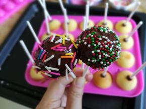 裹上巧克力酱，撒上糖针装饰。