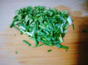 将洗好的葱切成葱花备用；