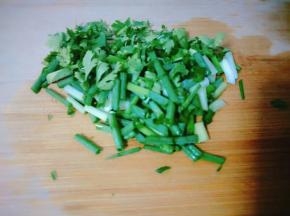 将洗好的葱切成葱花备用；