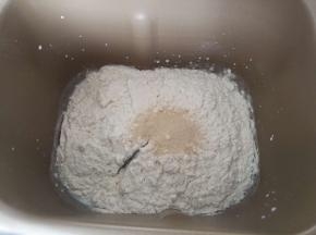 中种部分所有原料，放入面包桶，启动和面功能。