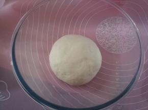 揉至面团光滑，保鲜膜覆盖进行基础发酵。