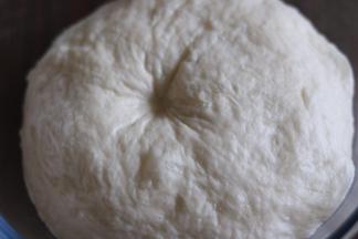 面团发至三倍或者四倍大，结束发酵（室温26度，大约3小时）。