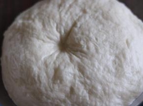 面团发至三倍或者四倍大，结束发酵（室温26度，大约3小时）。