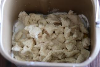 主面团部分所有原料除黄油外放入面包桶，然后把发酵好的中种撕成小块放入面包桶，启动和面功能。