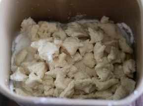 主面团部分所有原料除黄油外放入面包桶，然后把发酵好的中种撕成小块放入面包桶，启动和面功能。