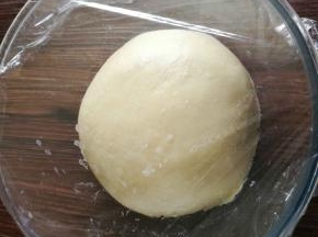 滚圆，保鲜膜覆盖松弛15分钟。