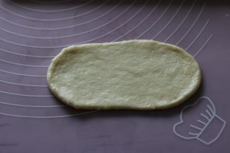 取一个面团擀成椭圆形。