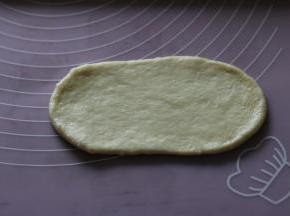 取一个面团擀成椭圆形。