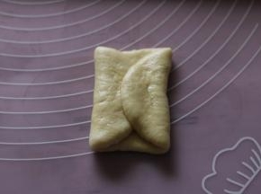 左右两边分别向中间折叠。