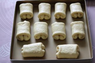 放入烤盘，保鲜膜覆盖，室温（26度，大约40分钟）进行发酵。