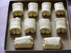 放入烤盘，保鲜膜覆盖，室温（26度，大约40分钟）进行发酵。