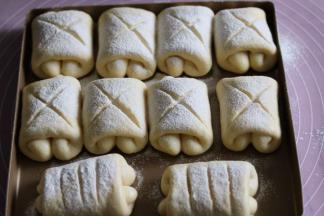 面团发酵两倍大，表面用刀割口，表面筛高粉。