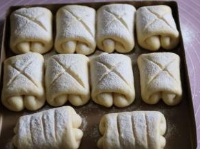 面团发酵两倍大，表面用刀割口，表面筛高粉。