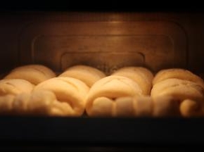 放入烤箱中下层，上下管170度烘烤20分钟，表面金黄出炉。普通烤箱提前预热八分钟。