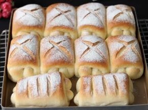 出炉稍微冷却后在脱模，要不太软拿不出来。